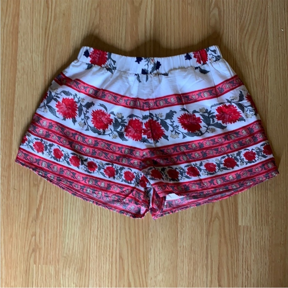 Never worn Floral shorts size large runs small
